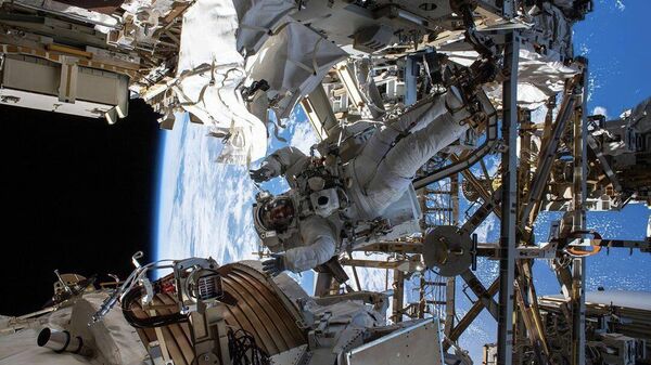 Астронавт Эндрю Морган во время выхода в открытый космос на МКС