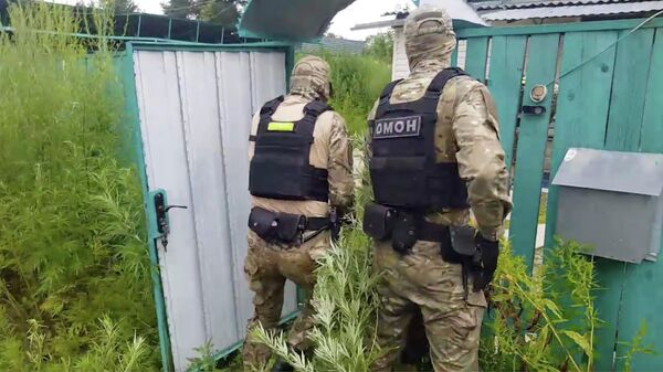 Сотрудники ОМОНа во время задержания организаторов лаборатории по производству синтетических наркотиков под Хабаровском