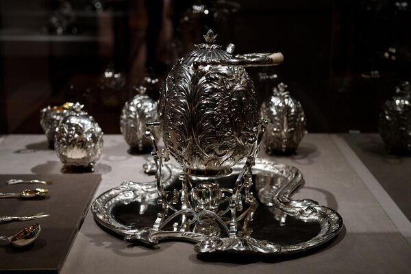 Чайно-кофейный сервиз, мастерская А. С. Брагина, на выставке Фаберже и придворные ювелиры
