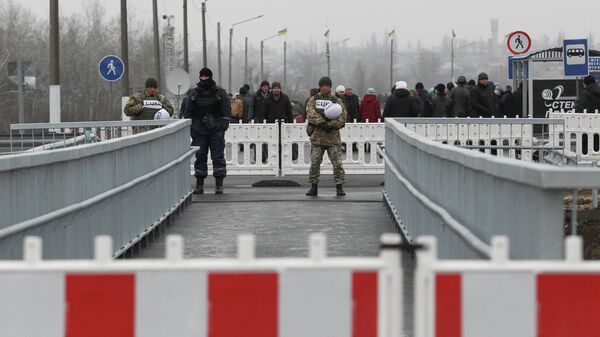 Военнослужащие на участке восстановленного моста в Станице Луганская