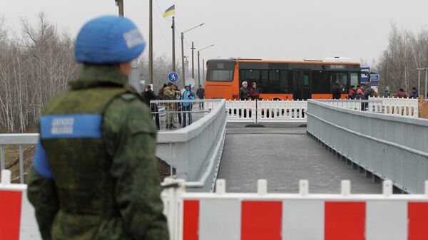 Военнослужащие перед открытием участка восстановленного моста в станице Луганская