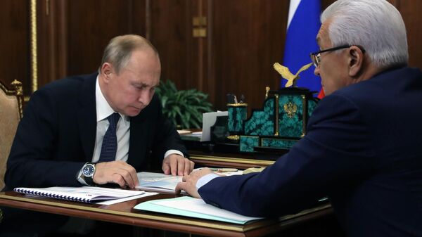 Президент РФ Владимир Путин и глава Дагестана Владимир Васильев во время встречи