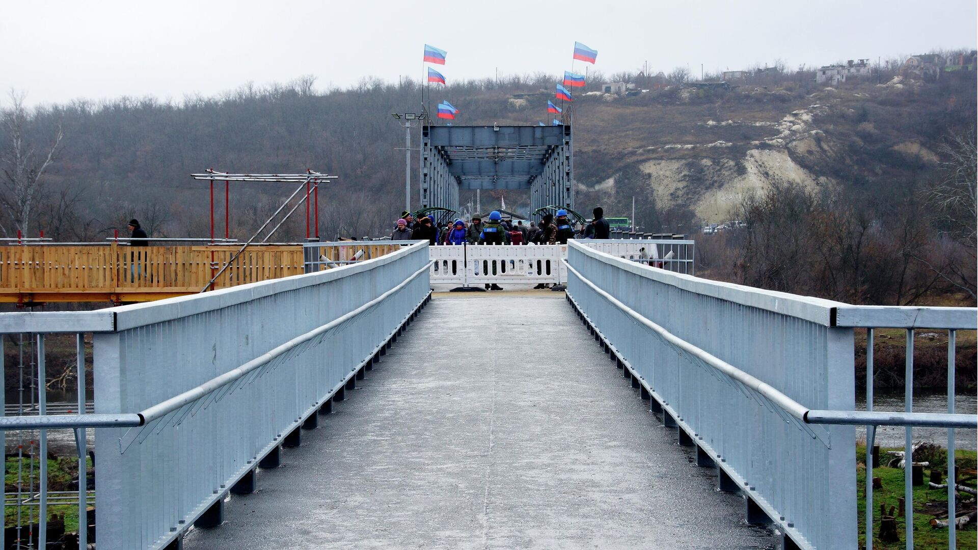Пешеходный мост через реку Северный Донец у КПП Станица Луганская - РИА Новости, 1920, 11.03.2021