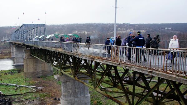 Восстановленный пешеходный мост через реку Северный Донец у КПП Станица Луганская