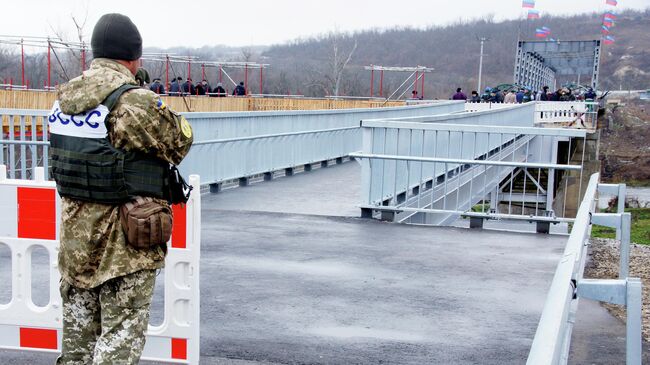 Восстановленный пешеходный мост через реку Северный Донец у КПП Станица Луганская. 20 ноября 2019