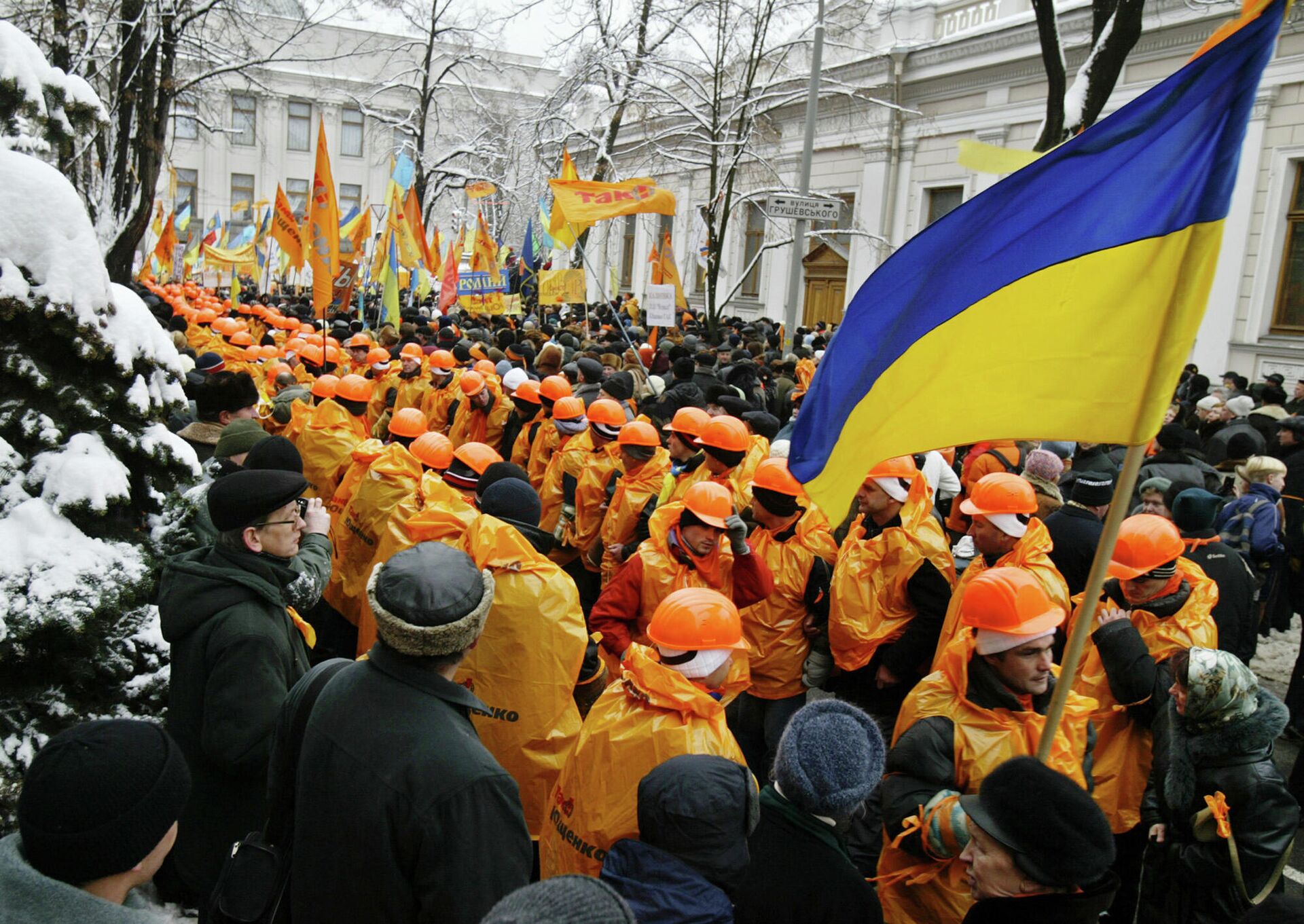 Сторонники кандидата в президенты Украины Виктора Ющенко в Киеве, 2004 год Сторонники кандидата в президенты Украины Виктора Ющенко в Киеве, 2004 год - РИА Новости, 1920, 28.02.2025