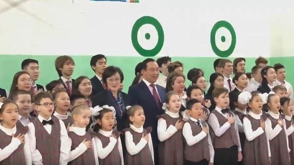 Глава Якутии исполнил гимн со школьниками