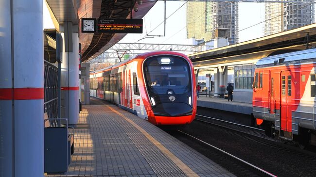 Поезд Московского центрального диаметра на станции в Одинцово. 21 ноября 2019