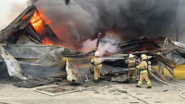В Ростовской области горит рынок Атлант. Кадры тушения пожара