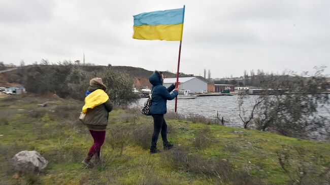 Девушки с флагом Украины вблизи порта города Очаков