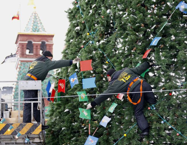 Украшение новогодней елки на Красной Площади