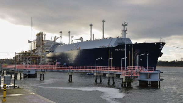 Американский танкер с сжиженным природным газом Patris в СПГ-терминале Свиноуйсьце в Польше