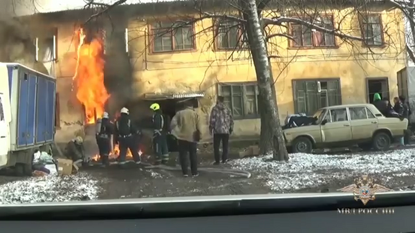 Сотрудники ДПС спасли людей из горящего дома в Подмосковье