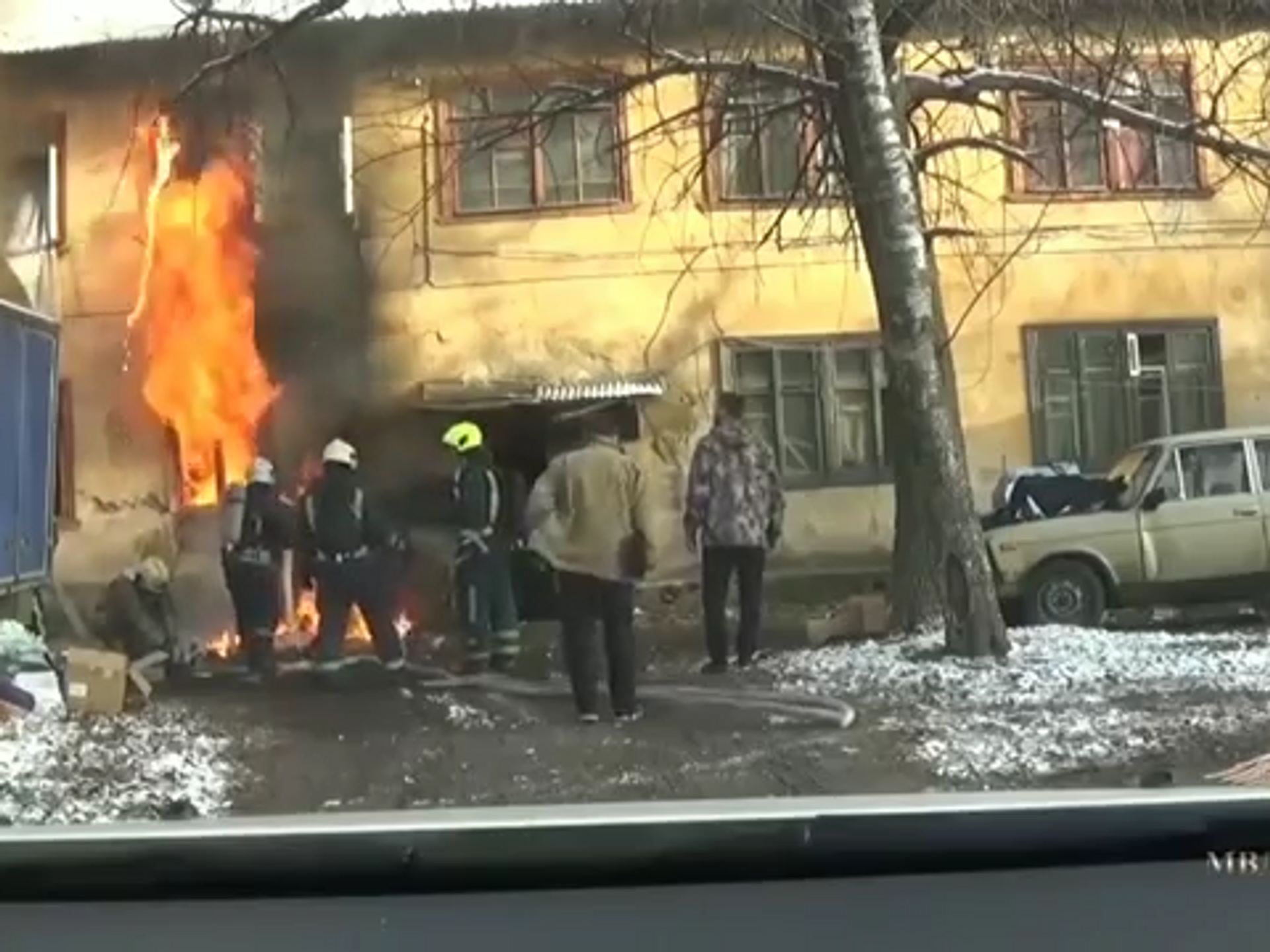 Сотрудники ДПС спасли людей из горящего дома в Подмосковье - РИА Новости,  21.11.2019