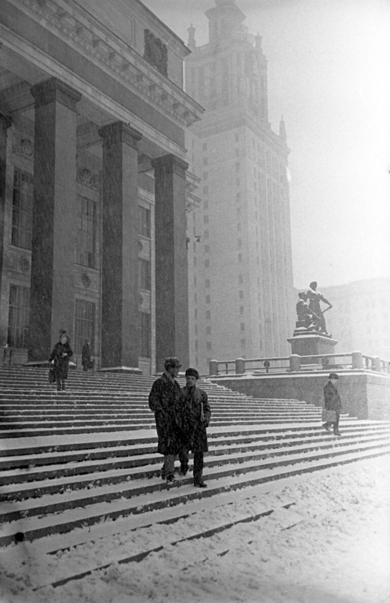 Студенты из Сомали, обучающиеся в МГУ, у главного здания Московского государственного университета имени М.В.Ломоносова на Ленинских горах