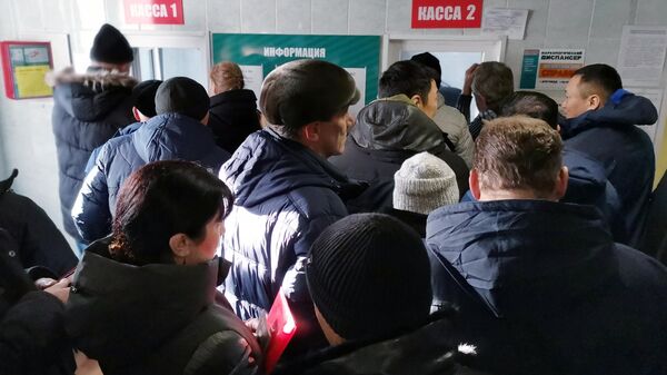 Люди стоят в очереди у кассы Забайкальского краевого наркологического диспансера