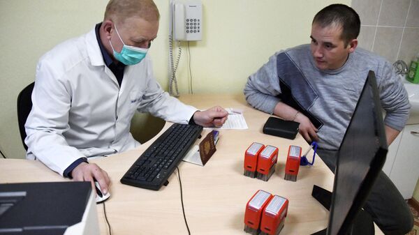 Мужчина на приеме у врача в Забайкальском краевом наркологическом диспансере