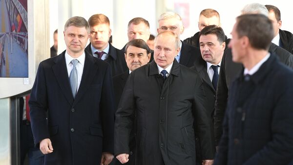 Президент РФ Владимир Путин перед началом церемонии открытия движения по первым маршрутам Московских центральных диаметров
