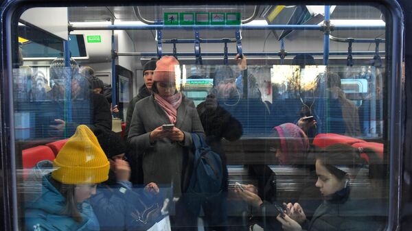 Пассажиры в поезде Московского центрального диаметра на станции в Одинцово