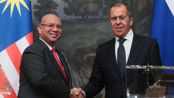 Министр иностранных дел РФ Сергей Лавров и министр иностранных дел Малайзии Сайфуддин Абдулла во время встречи в Москве