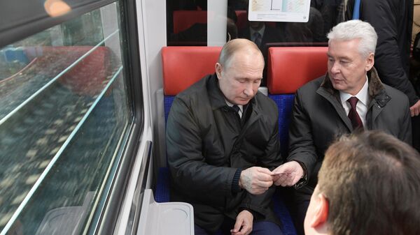 Президент РФ Владимир Путин во время поездки на поезде Иволга от Белорусского вокзала по маршруту Одинцово-Лобня Московских центральных диаметров