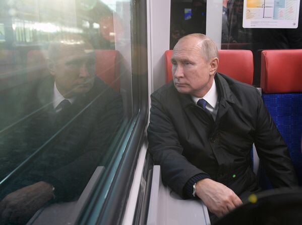 Президент РФ Владимир Путин во время поездки на поезде Иволга от Белорусского вокзала по маршруту Одинцово-Лобня Московских центральных диаметров