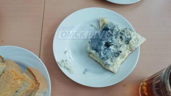 Фотография синего омлета поданного в школе №15 города Омска
