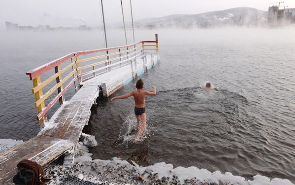 Тренировка и подготовка к зимним соревнованиям по плаванию в открытой воде членов центра холодового плавания Мегаполюс в реке Енисее при температуре воздуха ниже минус 20 градусов в Красноярске