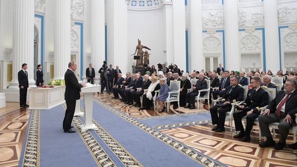 Президент РФ Владимир Путин выступает на церемонии вручения государственных наград в Кремле