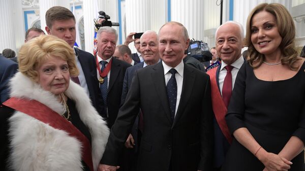 Президент РФ Владимир Путин с лауреатами после церемонии вручения государственных наград в Кремле