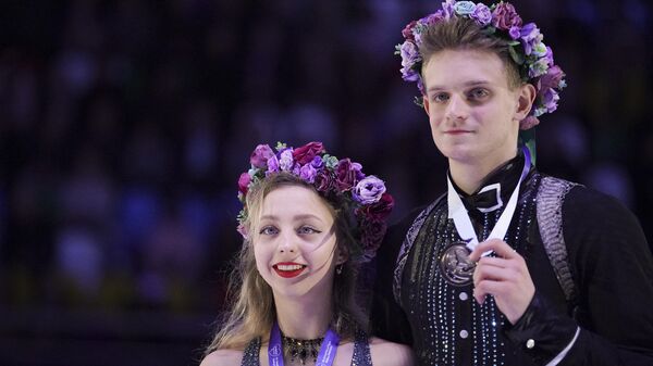 Александра Бойкова и Дмитрий Козловский (Россия), завоевавшие золотые медали в соревнованиях среди пар на V этапе Гран-при по фигурному катанию, на церемонии награждения.
