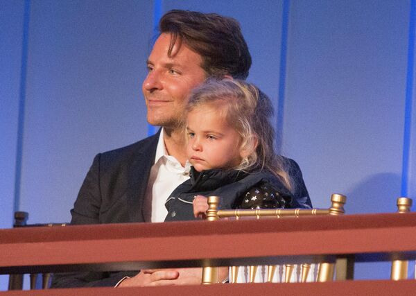 Брэдли Купер с дочерью Леей на 22-ой ежегодной церемонии награждения премии Марка Твена за вклад в развитие американского юмора