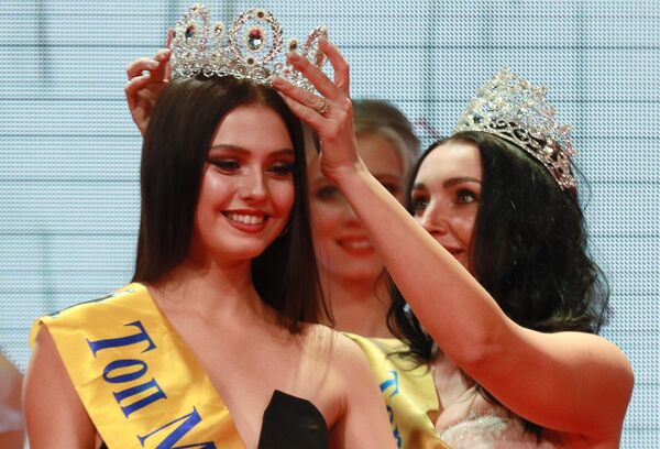Победительница конкурса красоты Топ Модель России 2019 Полина Иванова (слева) на церемонии награждения
