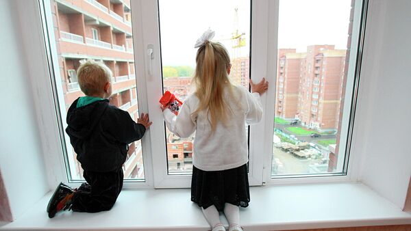 Дети у окна в новой квартире