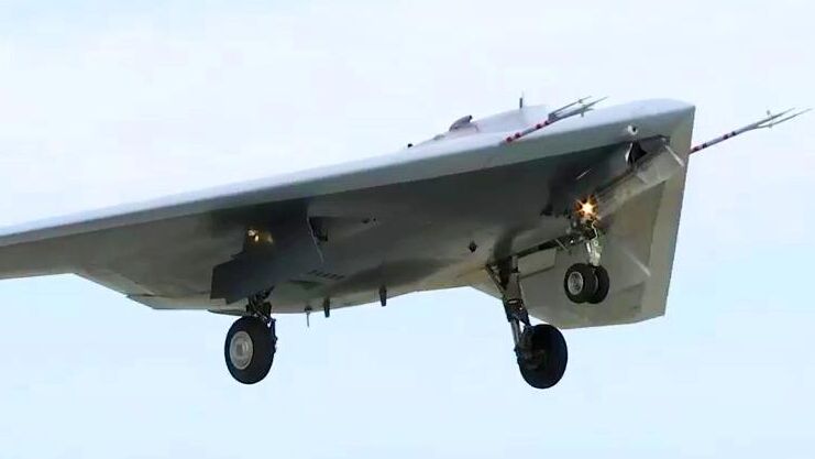Новейший ударный беспилотник Охотник совершил первый совместный полет с Су-57 - РИА Новости, 1920, 11.03.2021