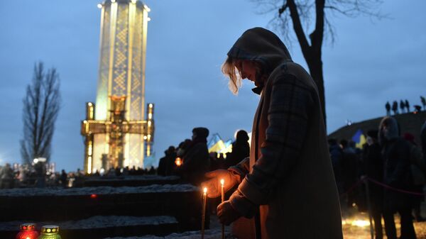 Участница траурных мероприятий в День памяти жертв Голодомора в Киеве