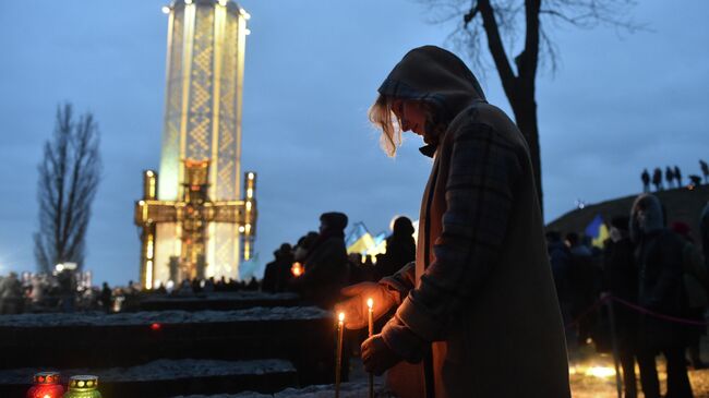 Участница траурных мероприятий в День памяти жертв Голодомора в Киеве