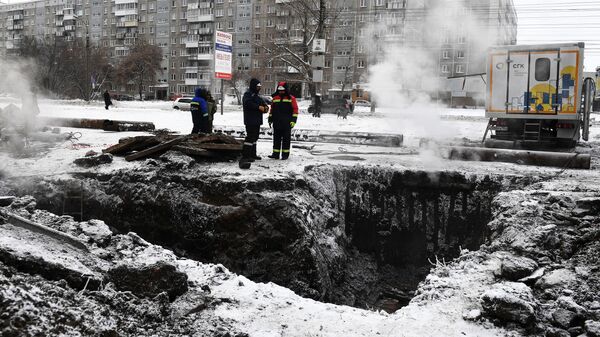Сотрудники аварийных служб ликвидируют последствия аварии на теплотрассе в Кировском районе Новосибирска