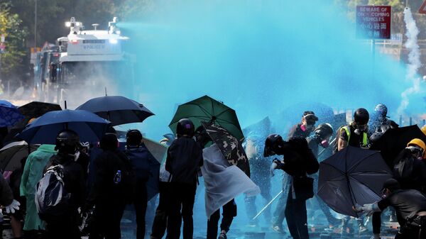 Полиция разгоняет протестующих при помощи водомета, Гонконг