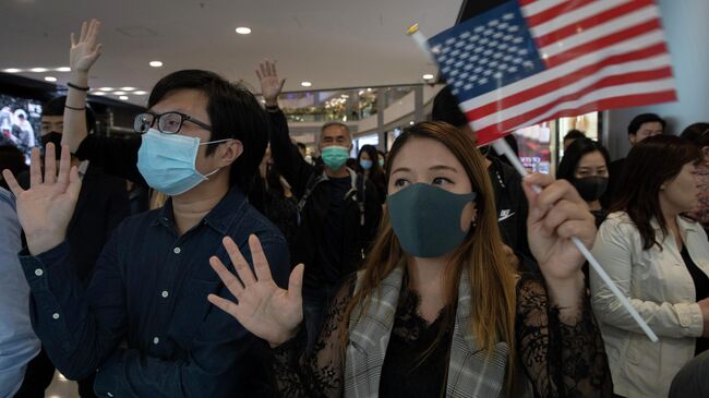 Люди с флагом США в Гонконге