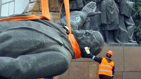 Снос памятника В. Ленину в Запорожье, Украина. 17 марта 2016 