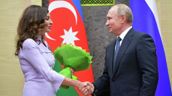 Президент РФ Владимир Путин и первый вице-президент Азербайджана Мехрибан Алиева во время встречи