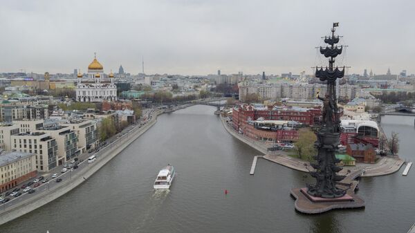 Пароход на Москва-реке в районе Пречистенской набережной в Москве