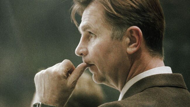 Старший тренер сборной команды СССР по хоккею Виктор Тихонов на XIV зимних Олимпийских играх. Старший тренер сборной команды СССР по хоккею Виктор Тихонов на XIV зимних Олимпийских играх.