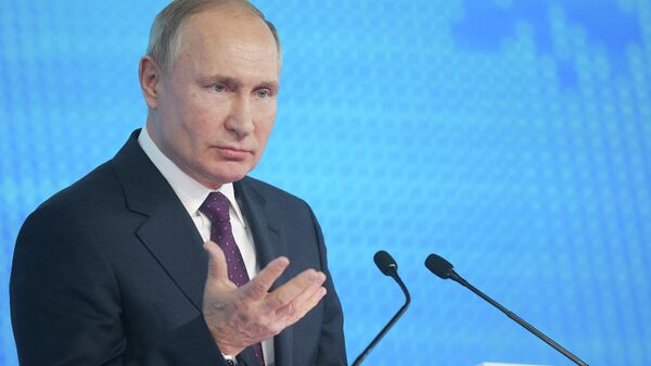 Президент РФ Владимир Путин выступает на пленарном заседании XIX съезда Всероссийской политической партии Единая Россия
