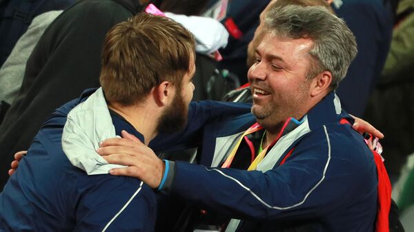 Валерий Пронкин (АNA) и его тренер Вадим Херсонцев (справа) после финальных соревнований по метанию молота среди мужчин на чемпионате мира 2017 по легкой атлетике в Лондоне.