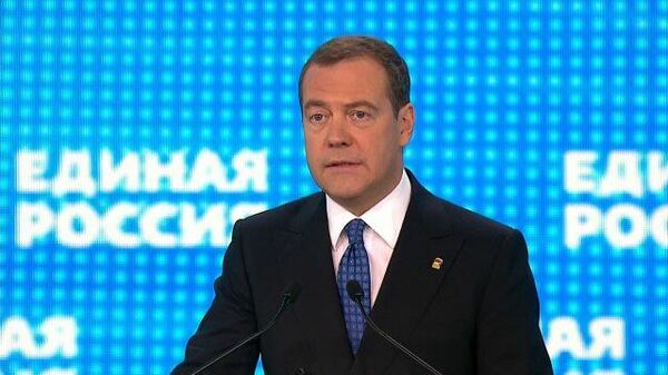 Медведев предложил выходить из партии тем, кто ее стесняется