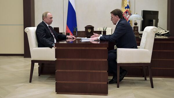 Президент РФ Владимир Путин и заместитель председателя правительства РФ Алексей Гордеев во время встречи