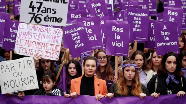 Участники акции протеста в Париже против насилия в отношении женщин 