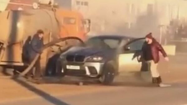 В Самаре горящий BMW потушили с помощью ассенизаторской машины